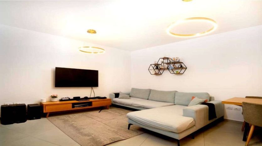 4 pieces a Rova Misrad Hahouts 2