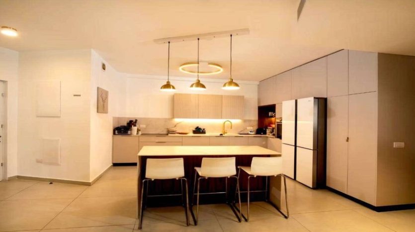 4 pieces a Rova Misrad Hahouts 3