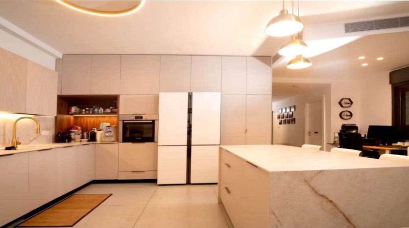 4 pieces a Rova Misrad Hahouts 4