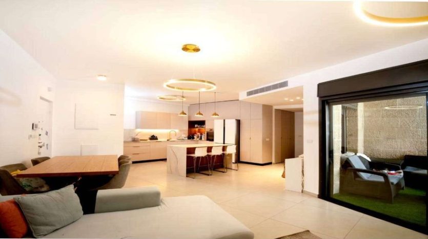 4 pieces a Rova Misrad Hahouts 5