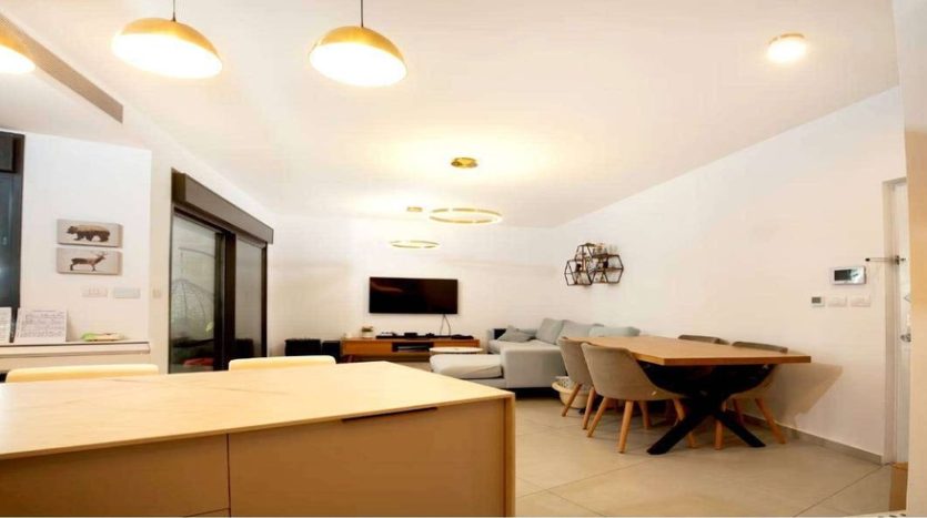 4 pieces a Rova Misrad Hahouts 6