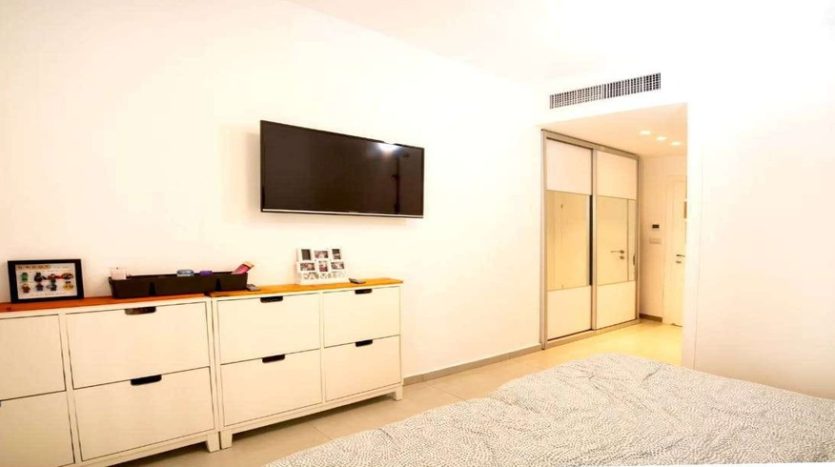 4 pieces a Rova Misrad Hahouts 8