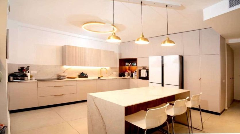 4 pieces a Rova Misrad Hahouts 9