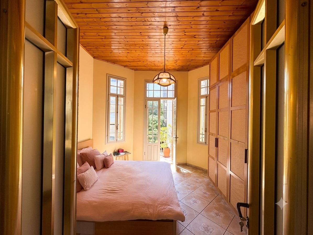 Chambre avec plafond bois et accès terrasse, appartement Yehuda Halevy Tel-Aviv