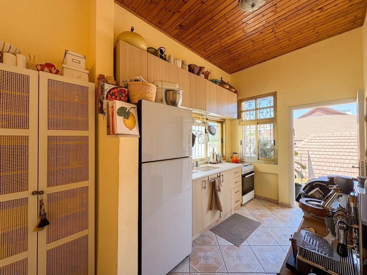 Cuisine équipée avec plafond bois, appartement 2 pièces Yehuda Halevy Tel-Aviv