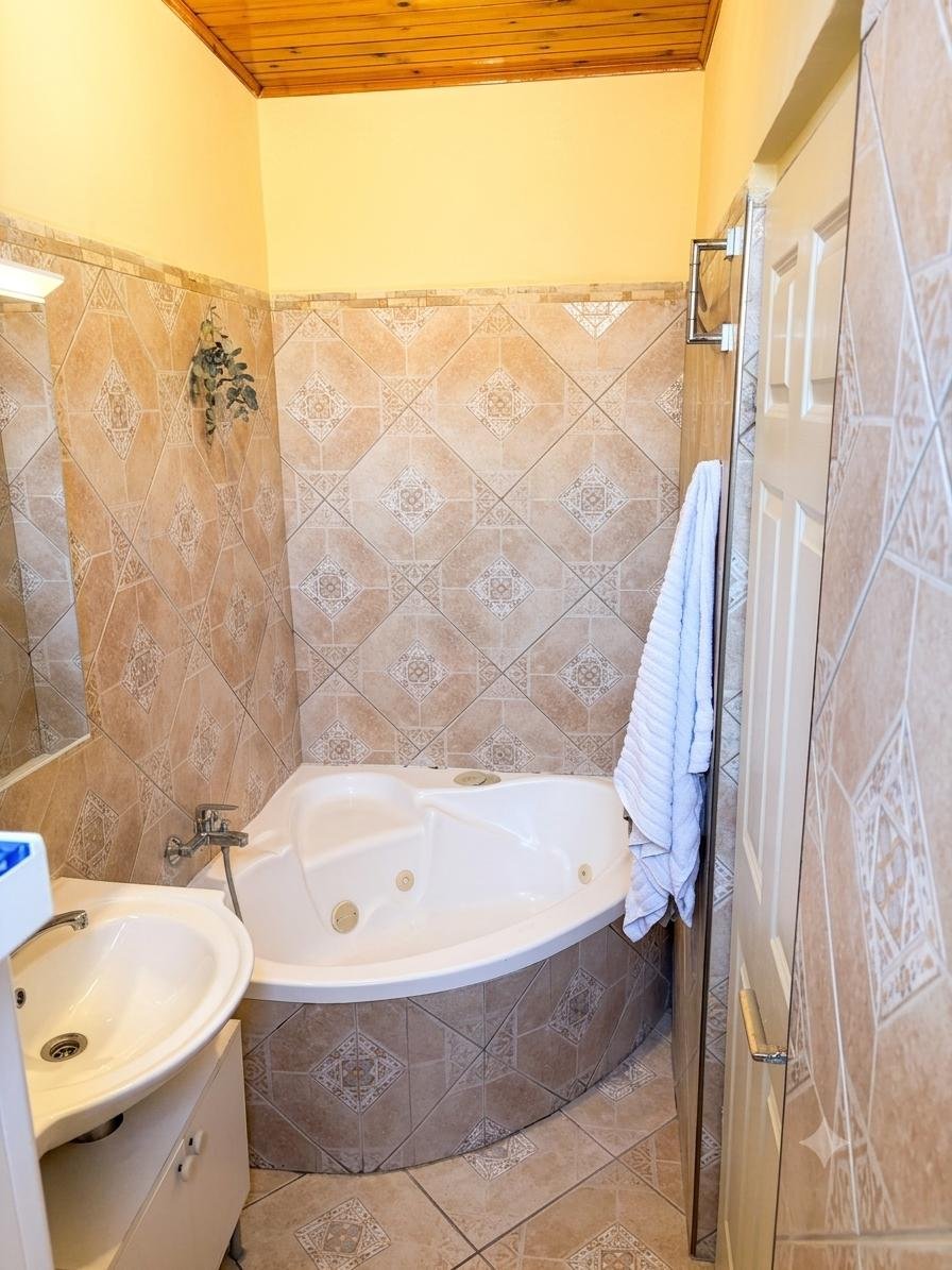 Salle de bain avec baignoire d'angle, appartement Yehuda Halevy Tel-Aviv
