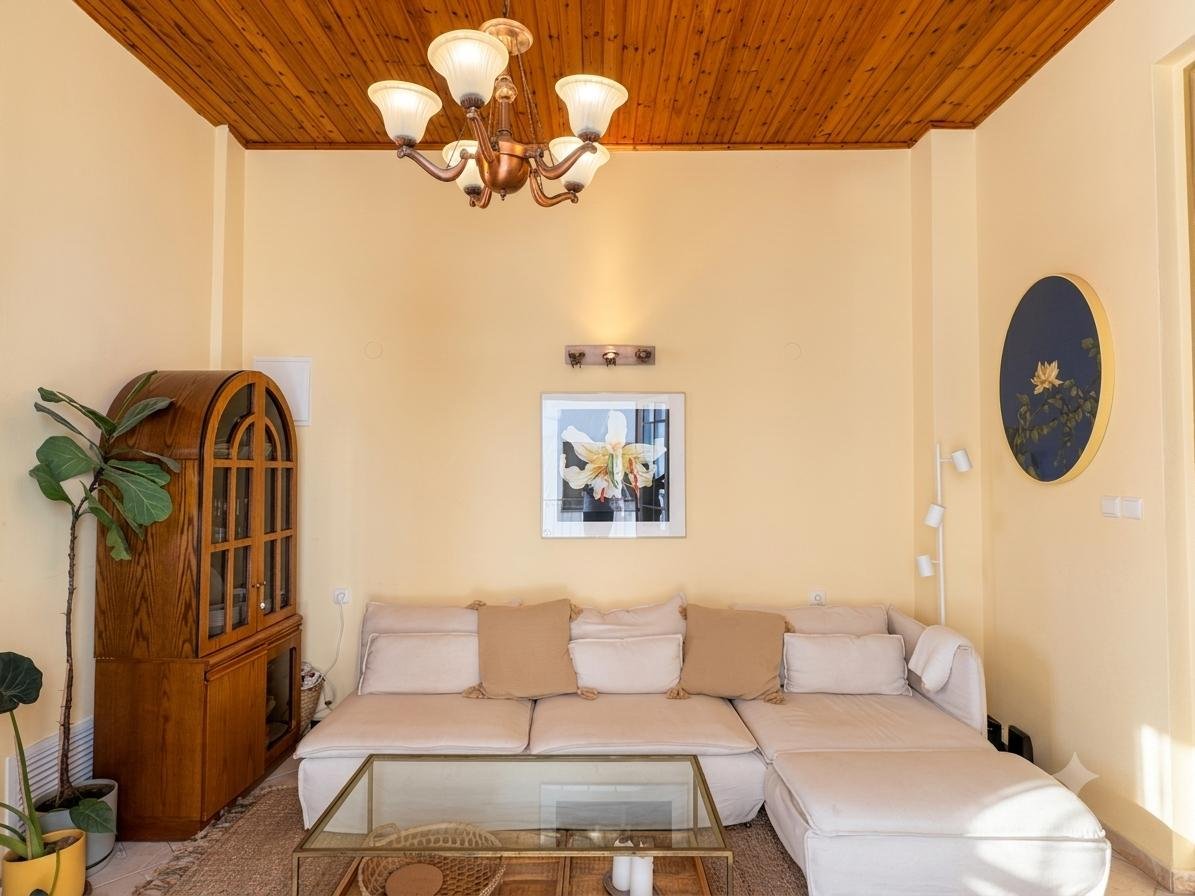Salon lumineux avec plafond bois et haute hauteur sous plafond, Yehuda Halevy Tel-Aviv