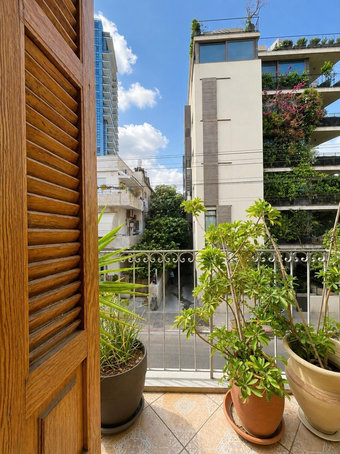 Terrasse avec plantes et vue sur le quartier, appartement Yehuda Halevy Tel-Aviv