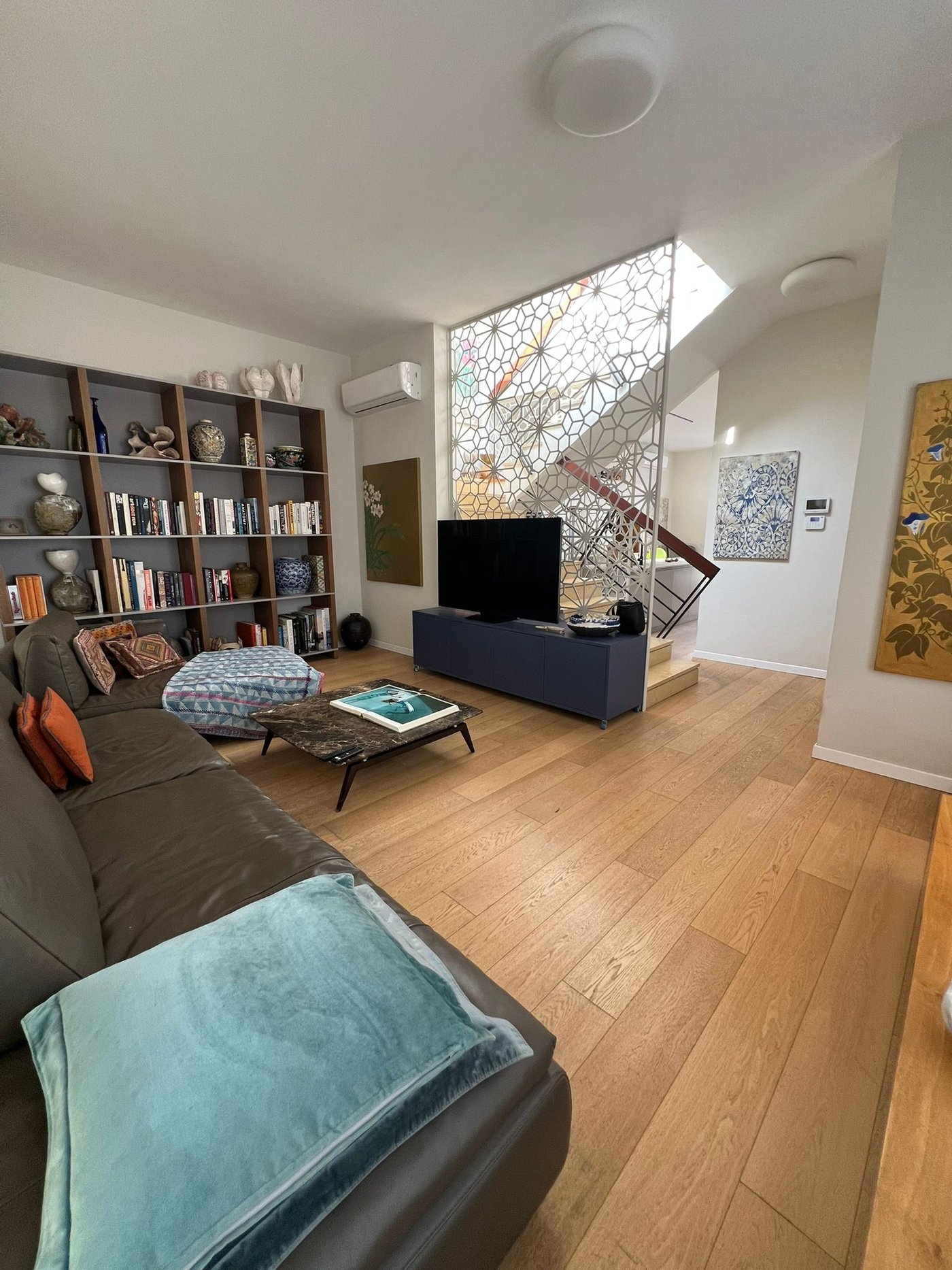 Salon avec bibliothèque et double hauteur, maison de ville Jaffa Tel-Aviv