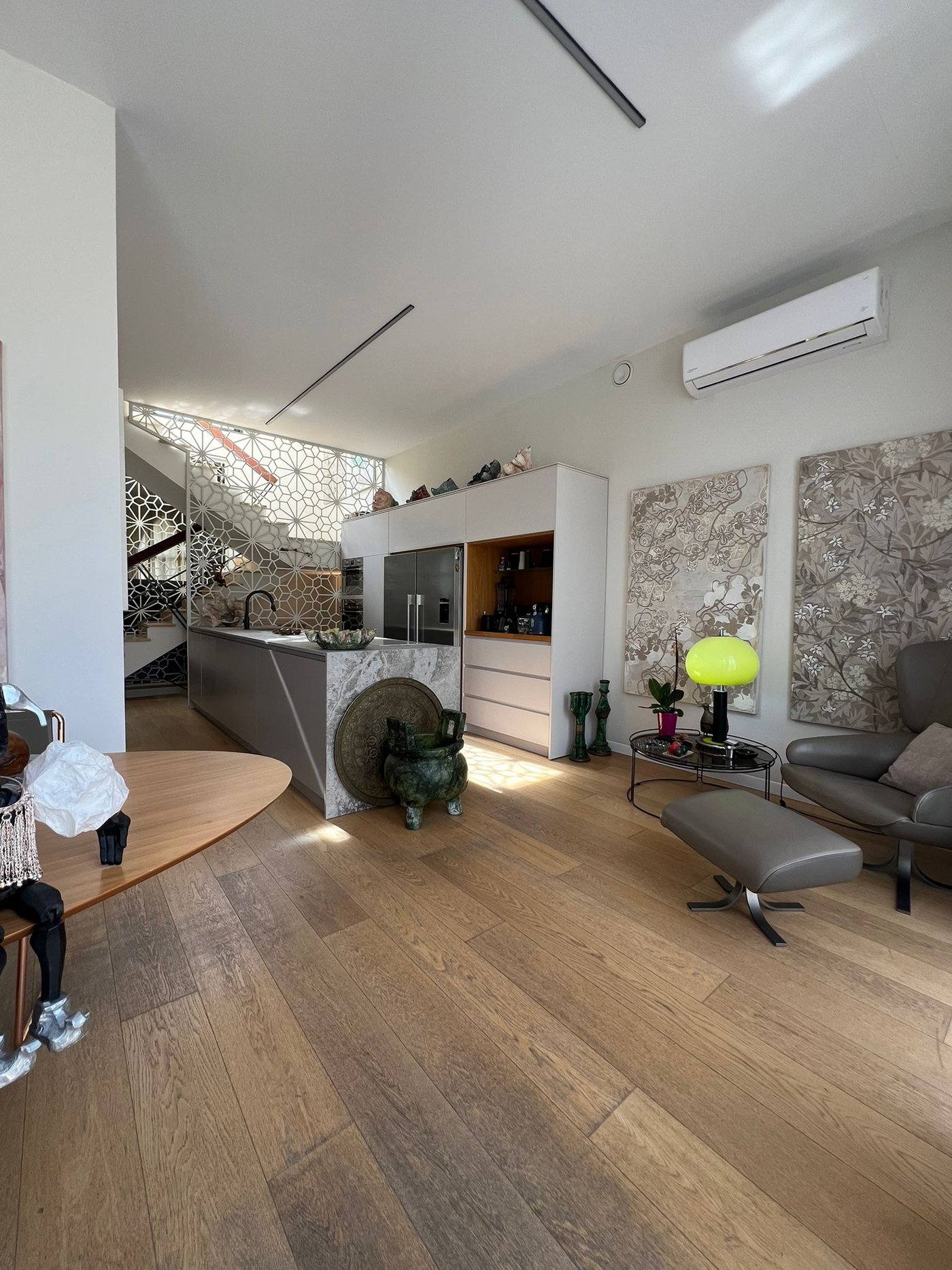 Grand séjour ouvert sur cuisine design avec îlot, maison de ville Jaffa Tel-Aviv