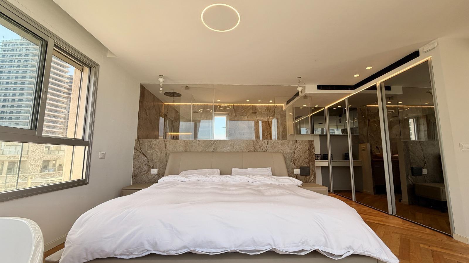Chambre de la villa à Netanya, mur en marbre, dressing miroir et douche intégrée