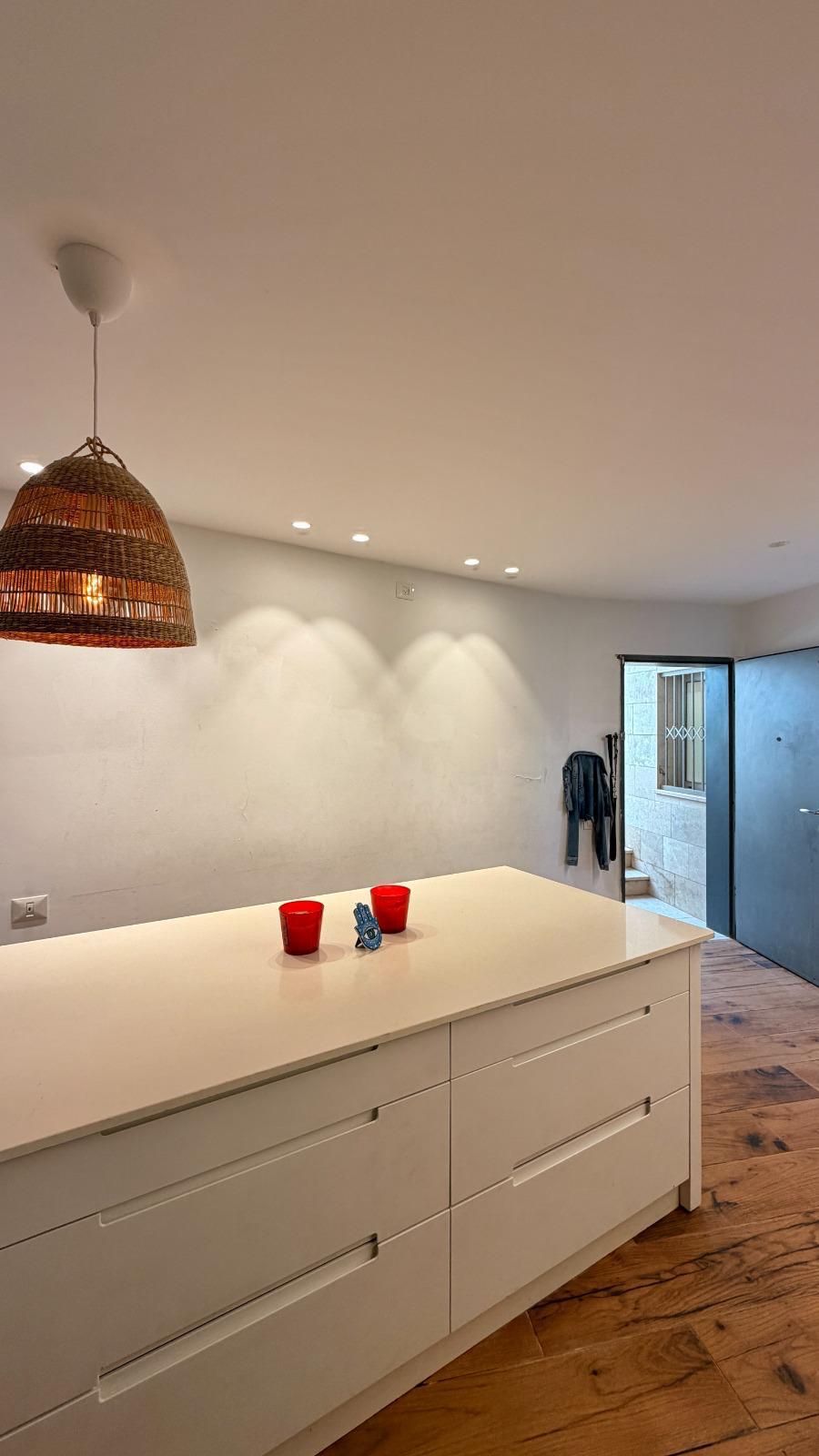 Cuisine avec grand îlot central de l'appartement indépendant en sous-sol de la villa à Netanya