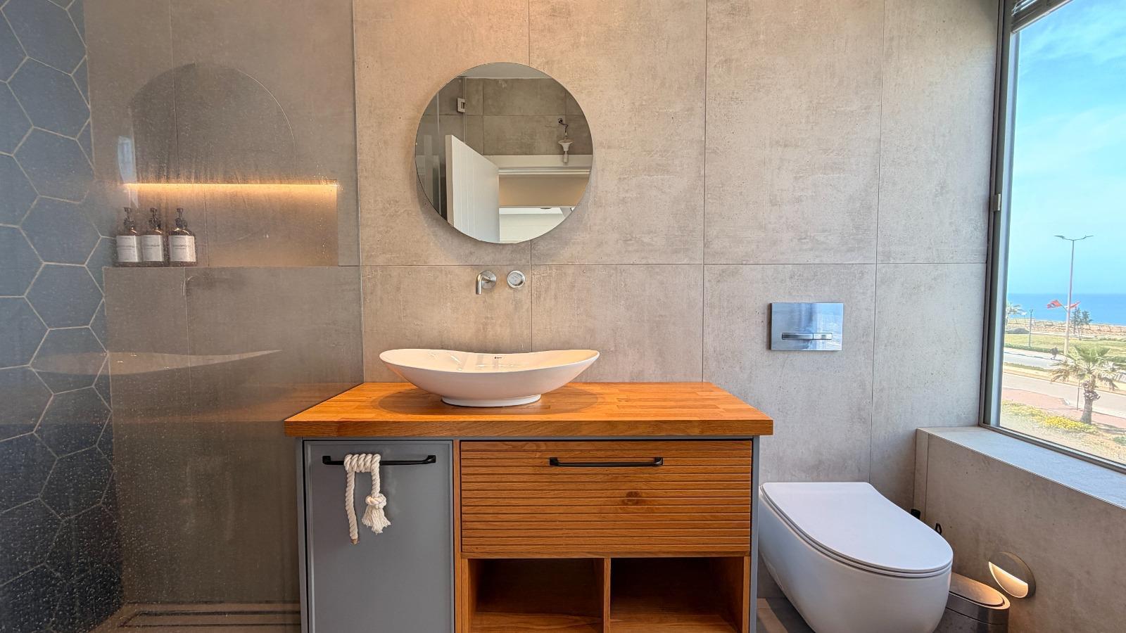 Salle de bain design de la villa à Netanya, béton ciré et vue directe sur la mer