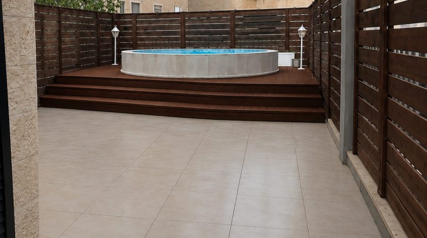 Terrasse privative avec piscine ronde et pergola d un appartement-jardin a Har Homa, Jerusalem