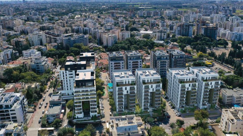 Vue aerienne de Herzliya la verte avec la skyline de Tel Aviv en arriere-plan, programme Nehemia 17