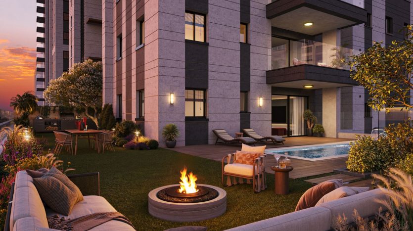 Jardin prive avec coin feu et petite piscine au crepuscule, appartement en rez-de-jardin STORY a Netanya