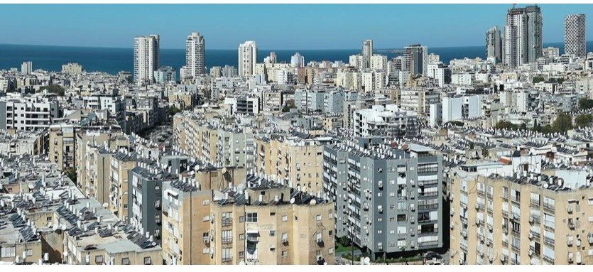 Vue aerienne du quartier residentiel de Bat Yam avec la mer Mediterranee en arriere-plan