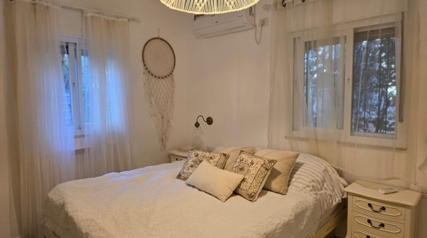 Chambre lumineuse d un appartement 3 pieces renove a Jerusalem