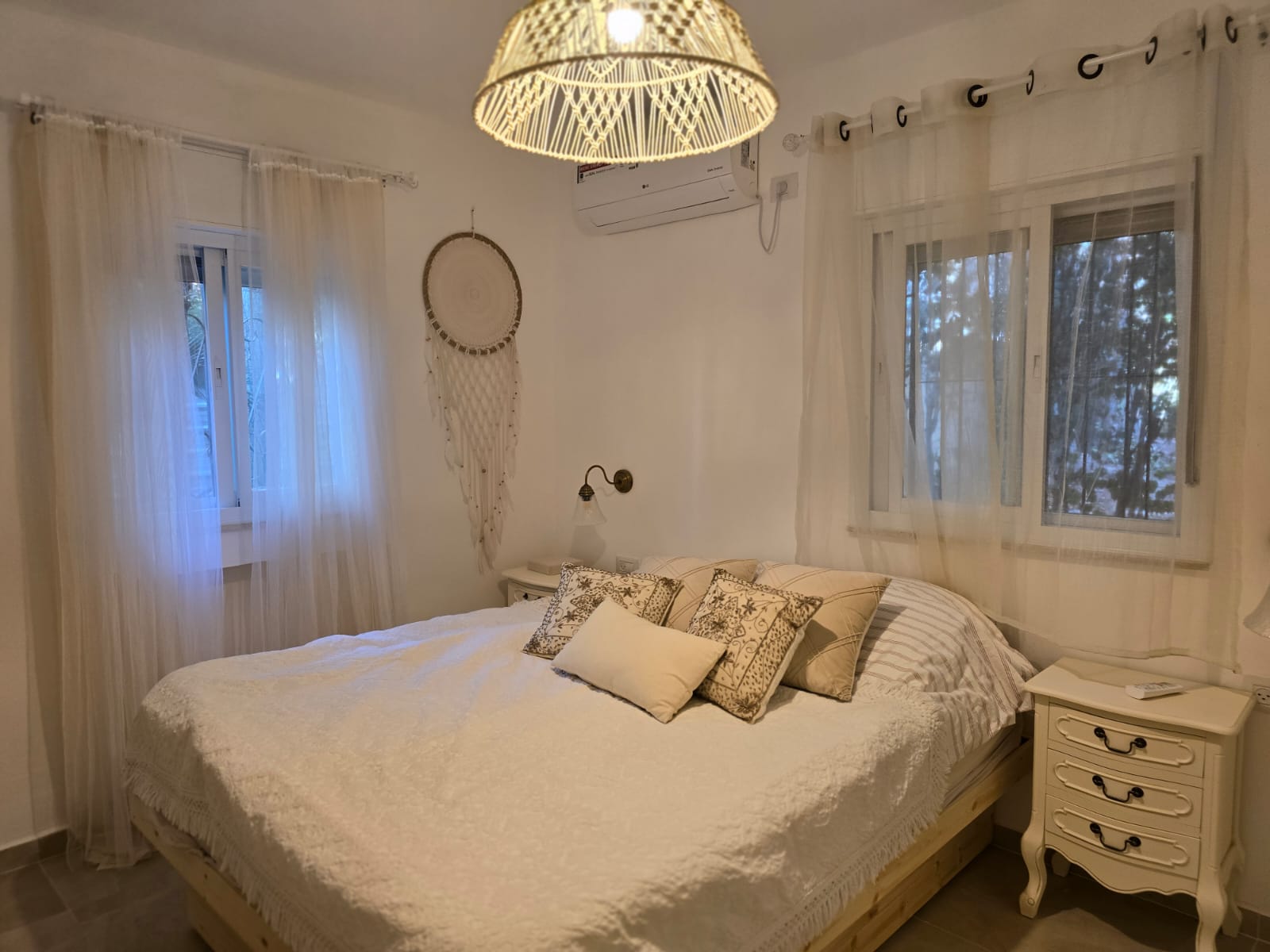 Chambre lumineuse d'un appartement 3 pièces rénové à Jérusalem