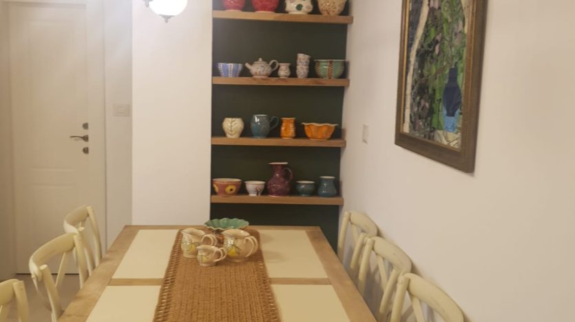 Salle a manger avec etageres et suspensions d un appartement renove a Jerusalem