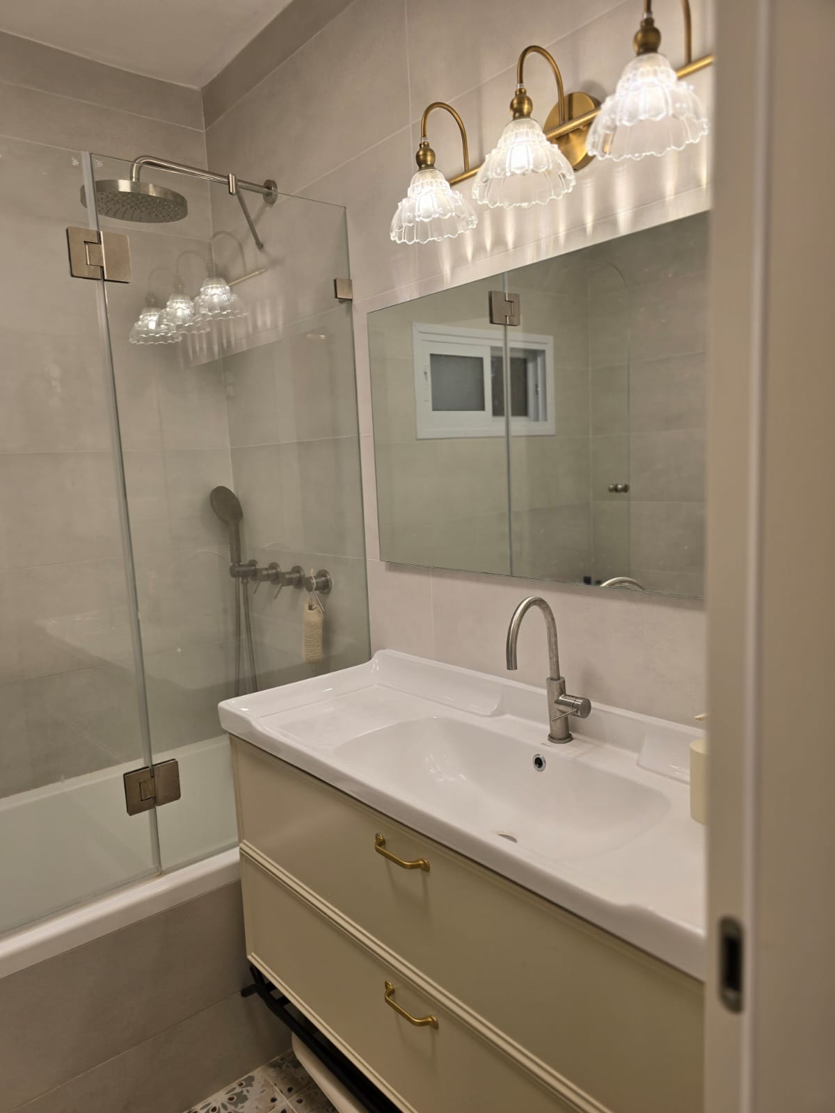 Salle de bain rénovée avec douche et vasque, appartement à Jérusalem