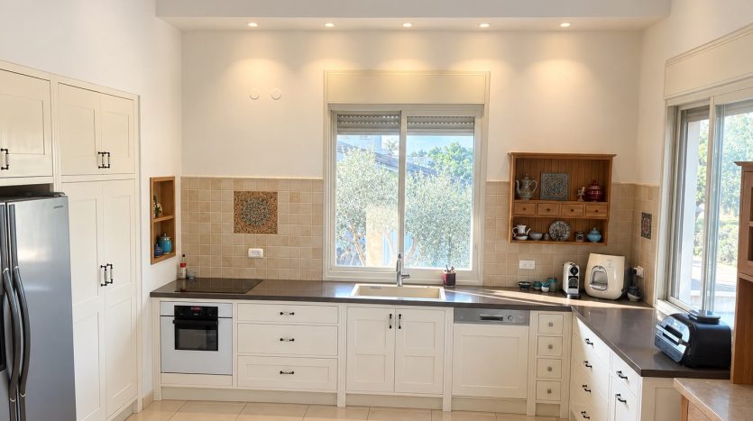 Grande cuisine en bois massif d une villa a Ben Ami, pres de Nahariya