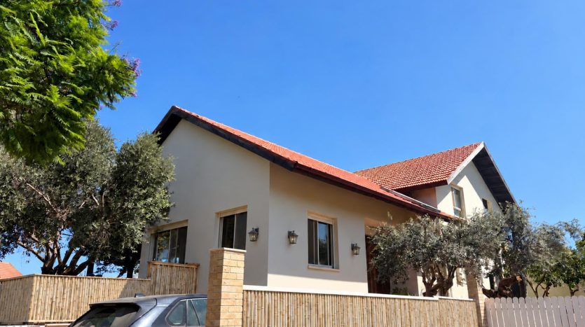 Facade exterieure d une villa d angle a Ben Ami, toiture en tuiles, pres de Nahariya