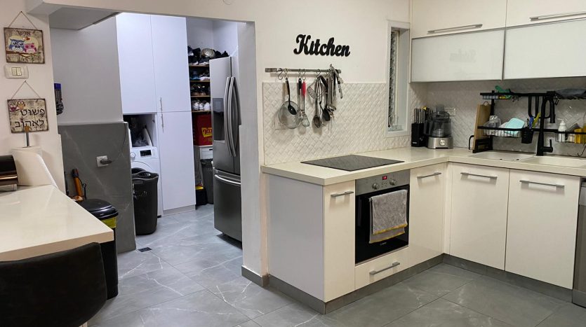 Cuisine equipee ouverte d un appartement renove a Bat Yam, rue Ben Gourion