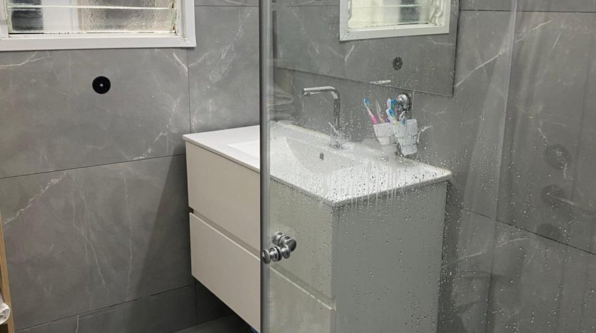 Salle de bain renovee en marbre gris, appartement a Bat Yam