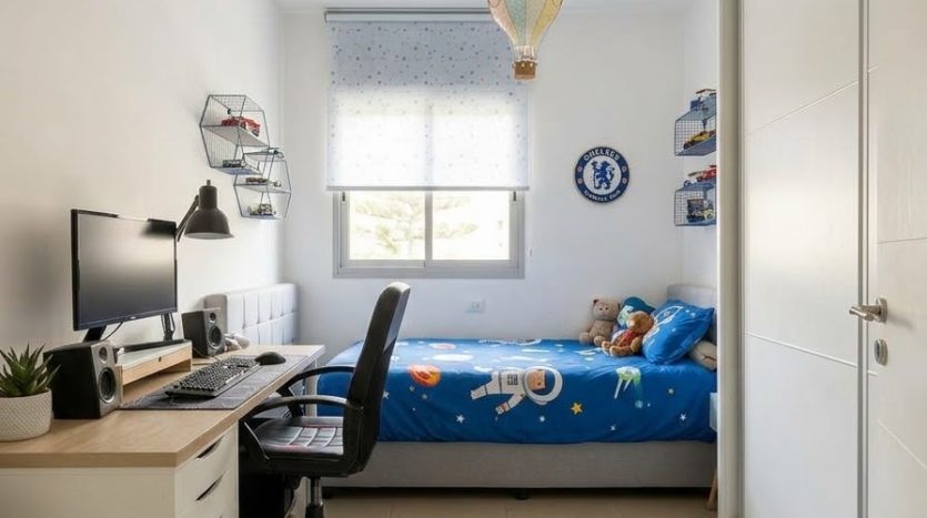 Chambre d enfant avec bureau d un appartement a Givatayim