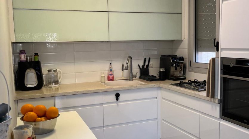 Cuisine equipee d un appartement 4 pieces a Givatayim