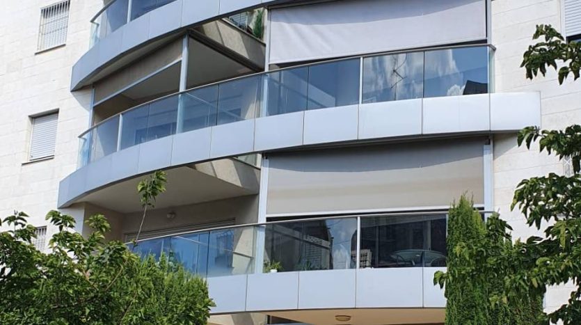 Facade de l immeuble d un appartement a Givatayim, rue Jabotinsky