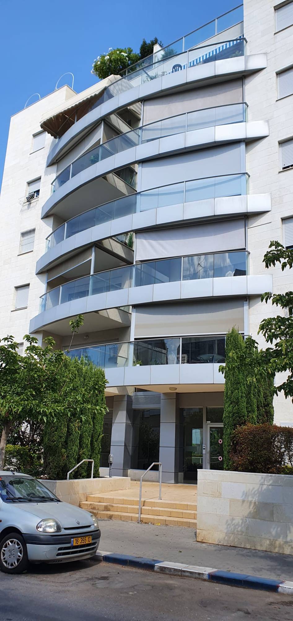 Façade de l'immeuble d'un appartement à Givatayim, rue Jabotinsky