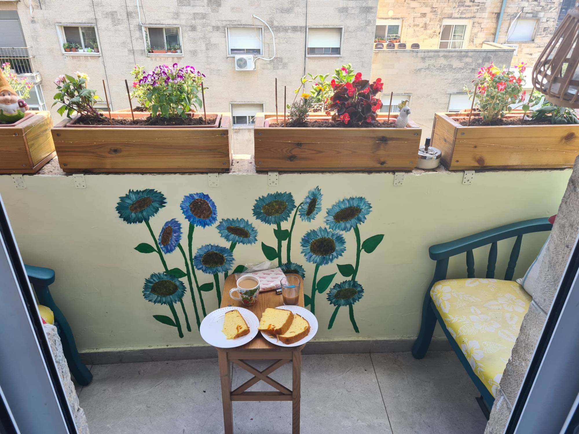 Balcon fleuri d'un appartement rénové au centre-ville de Jérusalem