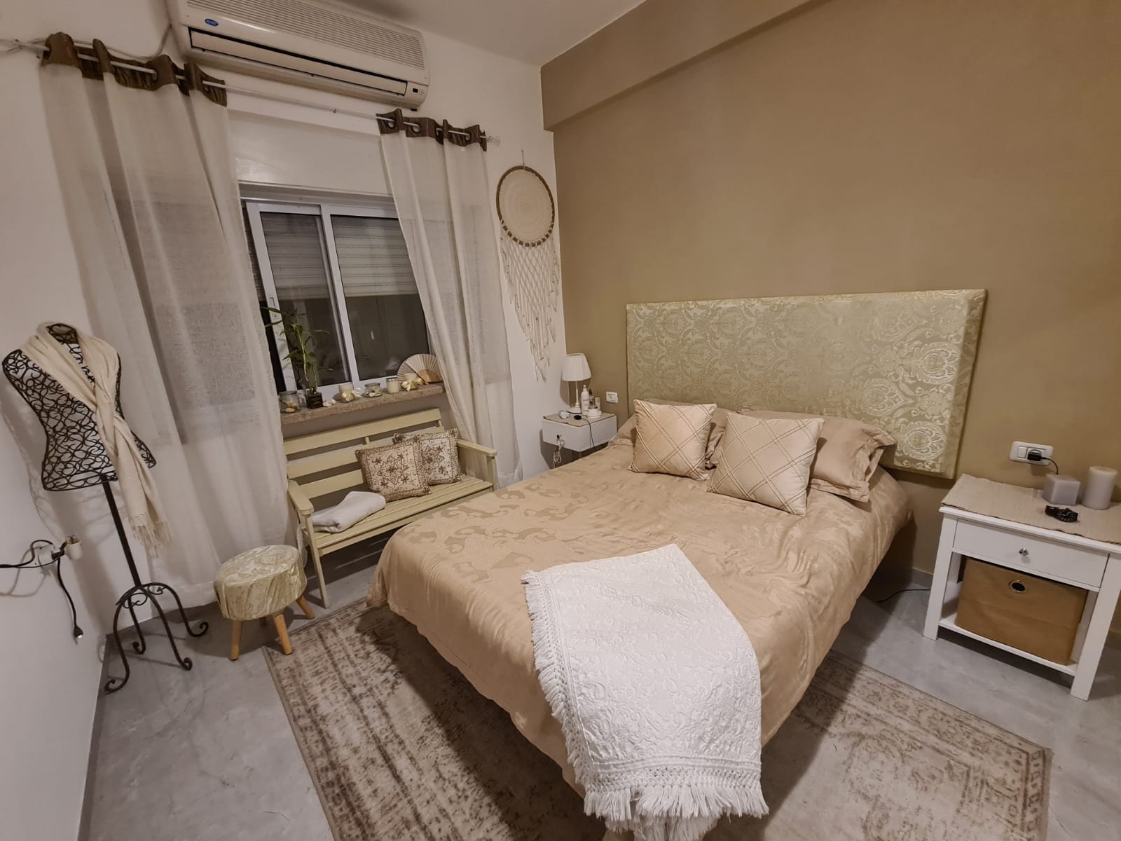Chambre d'un appartement 3 pièces rénové au centre-ville de Jérusalem