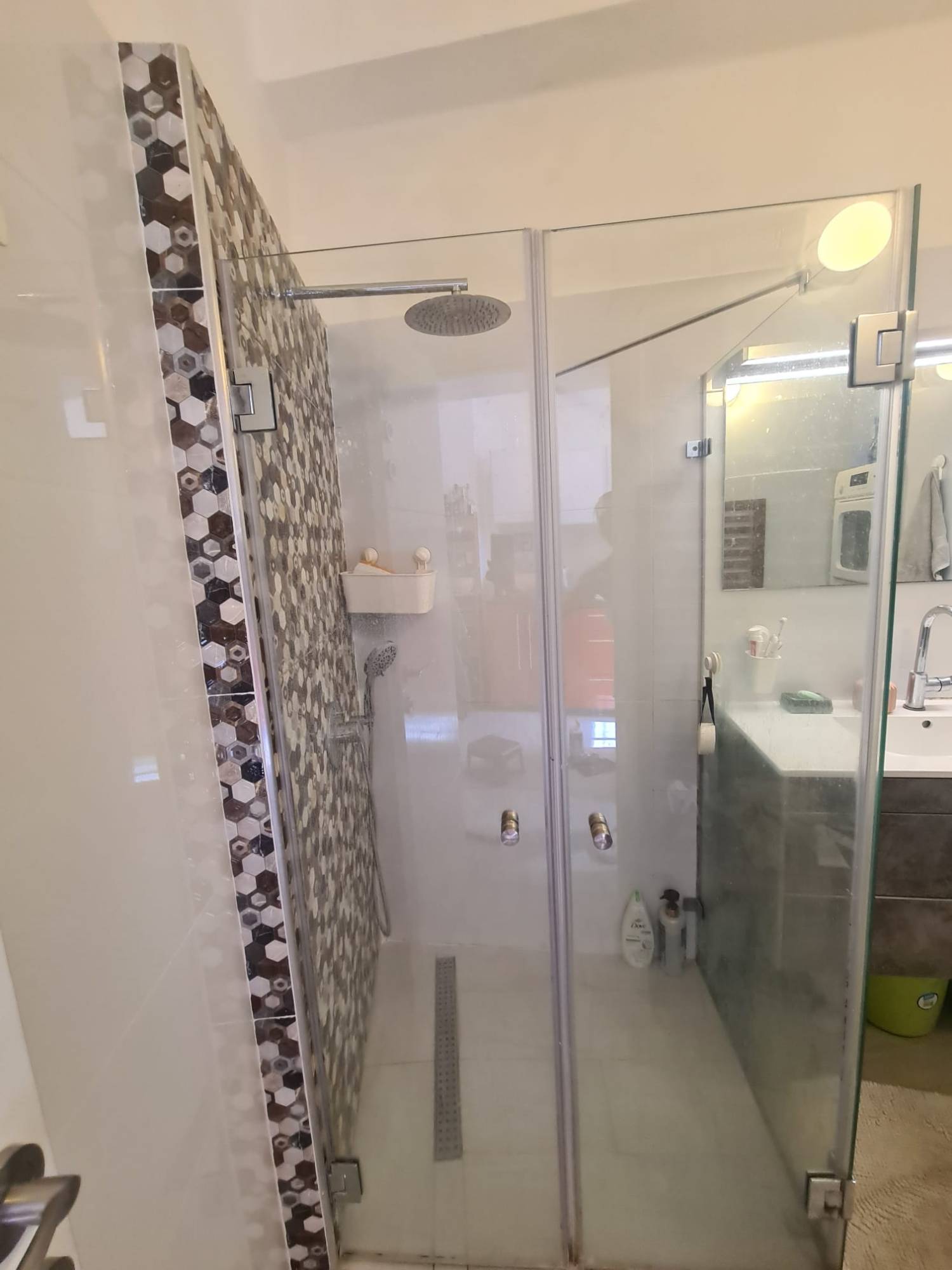Salle d'eau rénovée avec douche à l'italienne, appartement au centre-ville de Jérusalem