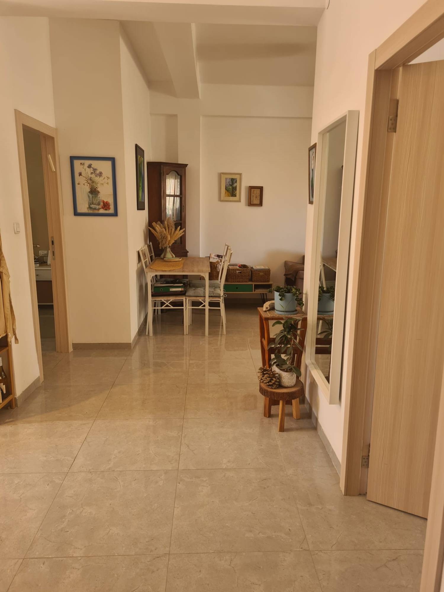 Entrée et sol en marbre d'un appartement rénové au centre-ville de Jérusalem