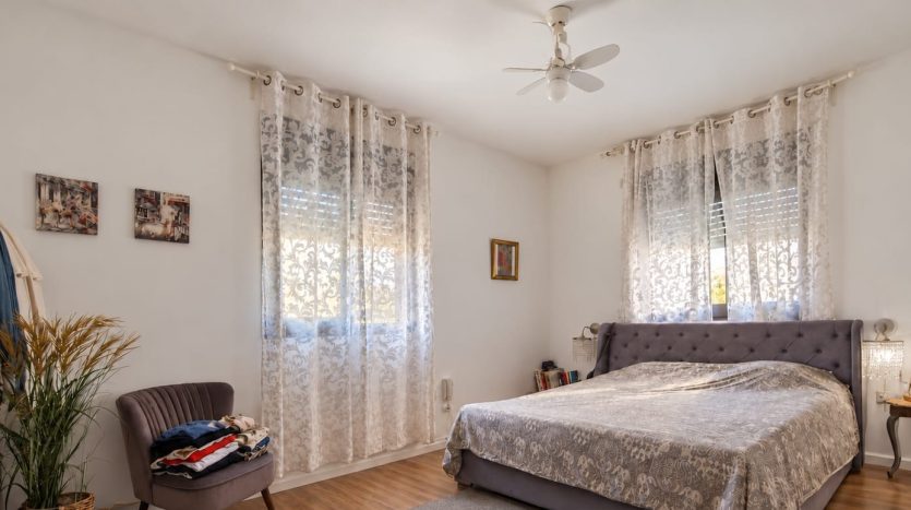 Cuisine de style allemand avec ilot central et salle a manger, appartement a Rishon LeTsion