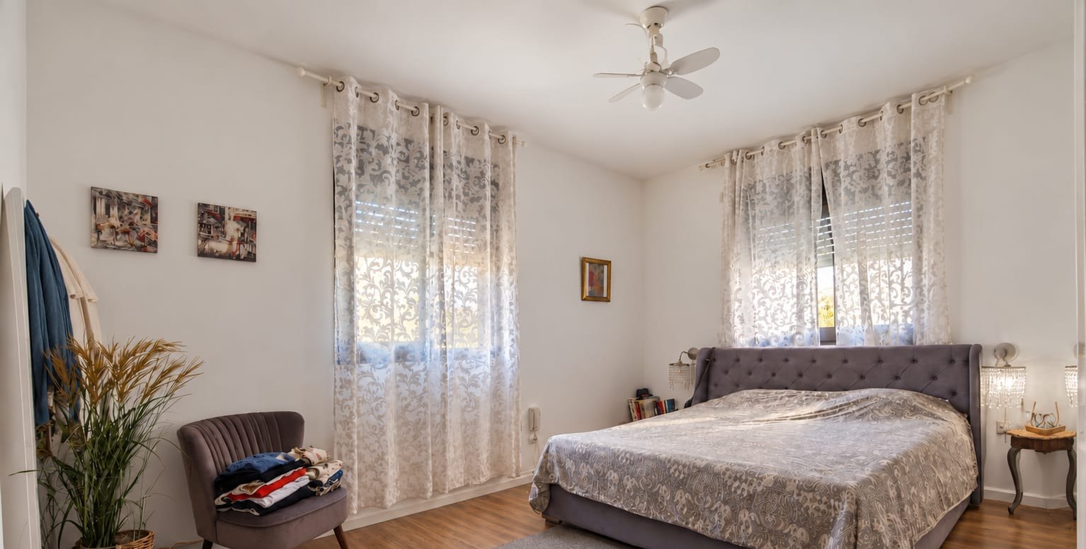 Cuisine de style allemand avec îlot central et salle à manger, appartement à Rishon LeTsion