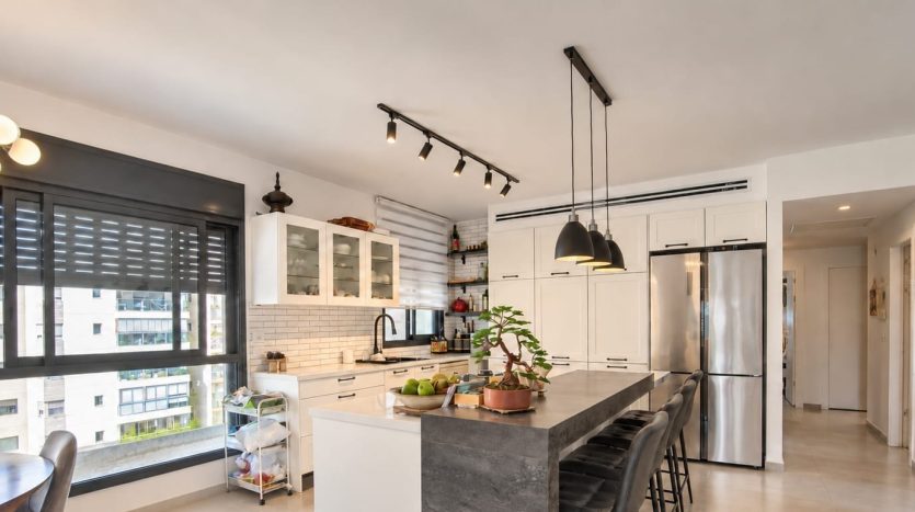Salle de bain avec vasque noire et plan en bois, appartement a Rishon LeTsion