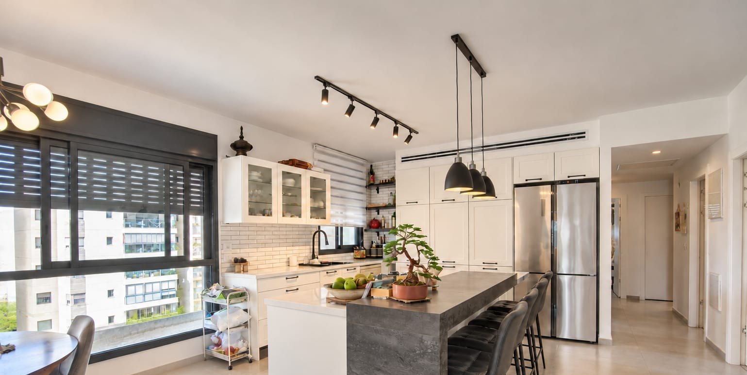 Salle de bain avec vasque noire et plan en bois, appartement à Rishon LeTsion