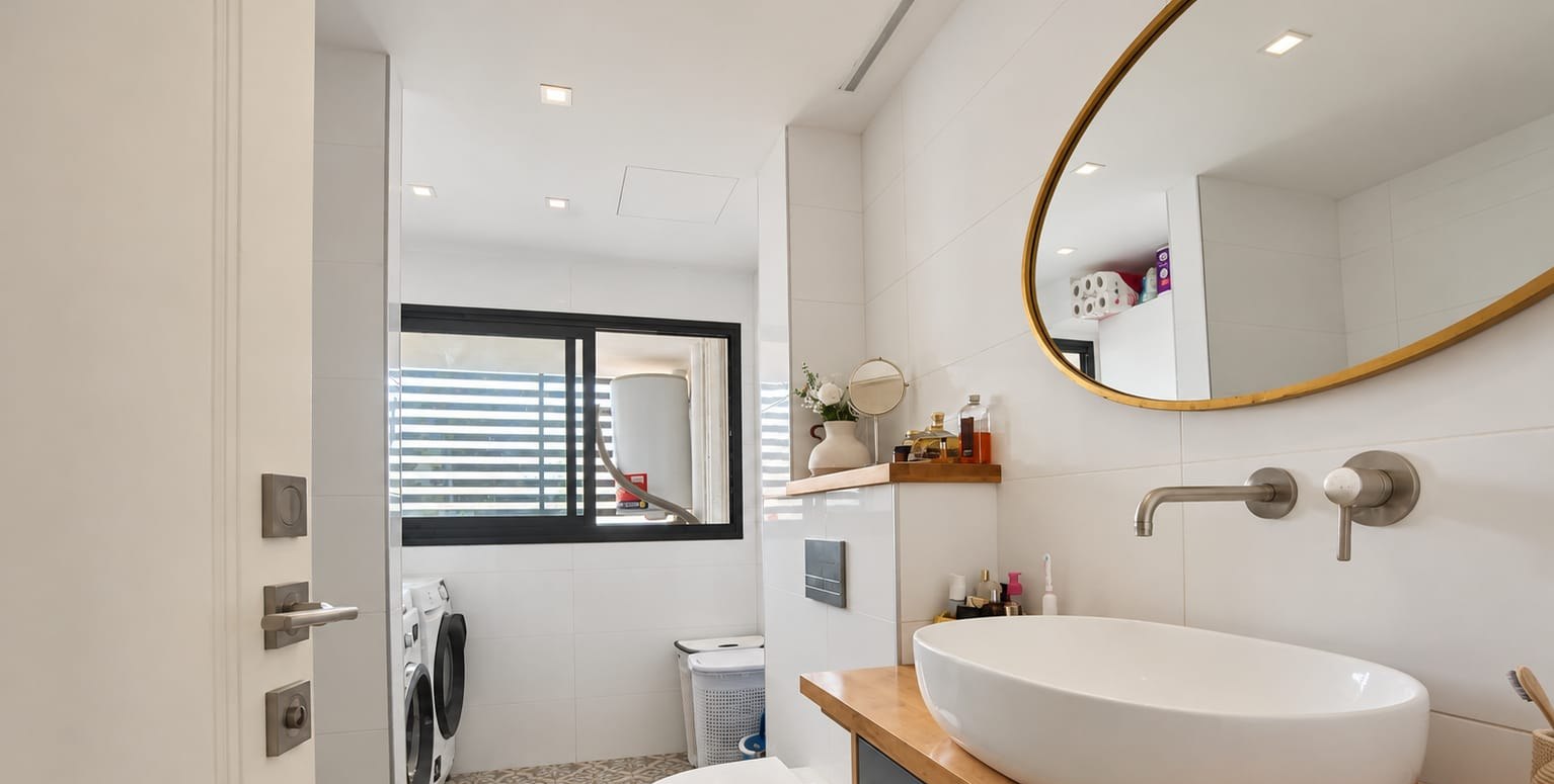 Salon lumineux d'un appartement 6 pièces à Rishon LeTsion