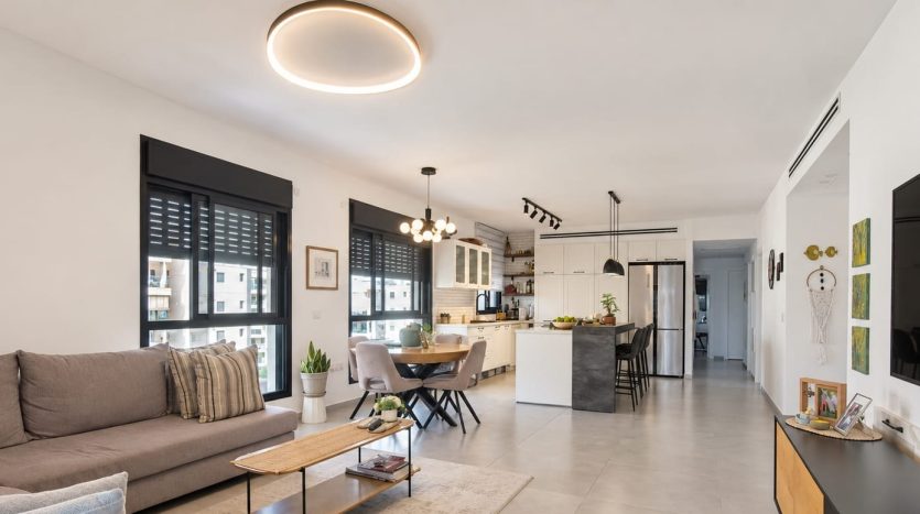 Grand sejour ouvert sur cuisine et salle a manger d un appartement 6 pieces a Rishon LeTsion