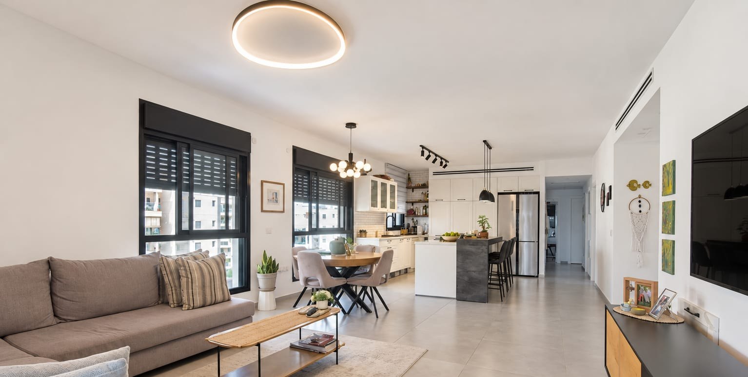 Grand séjour ouvert sur cuisine et salle à manger d'un appartement 6 pièces à Rishon LeTsion