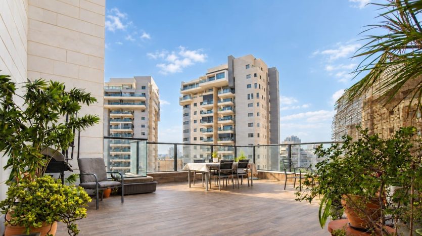 Grande terrasse ouverte de 60 m2 d un appartement a Rishon LeTsion avec vue degagee