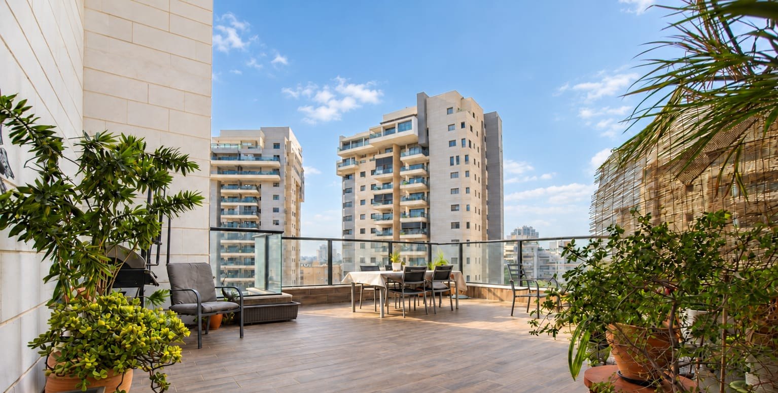 Grande terrasse ouverte de 60 m² d'un appartement à Rishon LeTsion avec vue dégagée