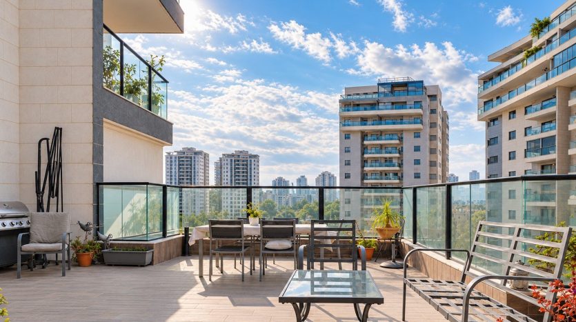 Terrasse ouverte avec coin barbecue et vue sur la ville, appartement a Rishon LeTsion